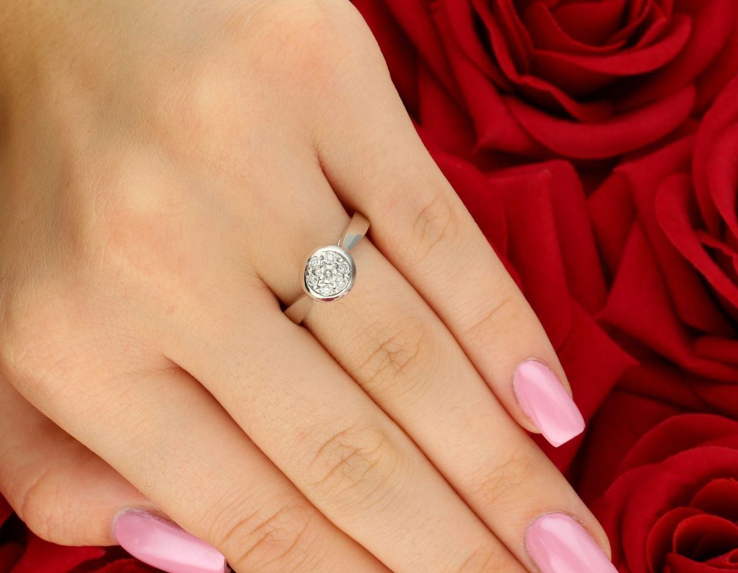 Olśniewający pierścionek z białego złota 585, ozdobiony siedmioma brylantami 0,25 ct. Motyw gwiazdki. Rozmiar 12. Certyfikat autentyczności. Gotowy na prezent!1.jpg